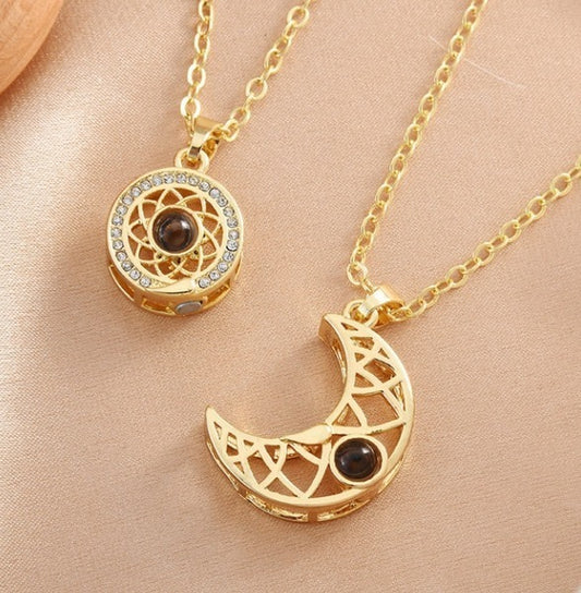 COLLAR SOL Y LUNA CON 100 IDIOMAS